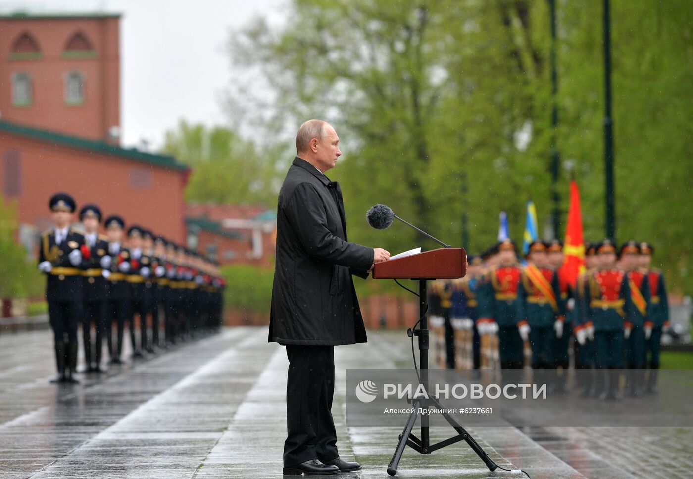 Президент РФ В. Путин возложил цветы к Могиле Неизвестного Солдата в Александровском саду