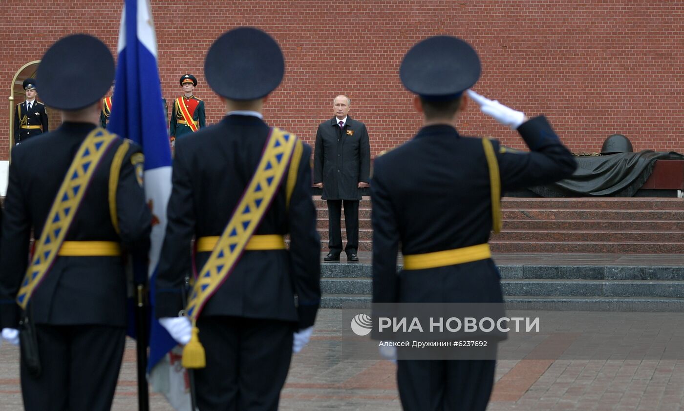 Президент РФ В. Путин возложил цветы к Могиле Неизвестного Солдата в Александровском саду