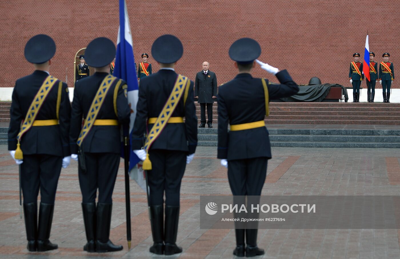 Президент РФ В. Путин возложил цветы к Могиле Неизвестного Солдата в Александровском саду