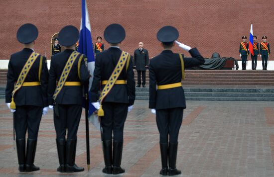 Президент РФ В. Путин возложил цветы к Могиле Неизвестного Солдата в Александровском саду