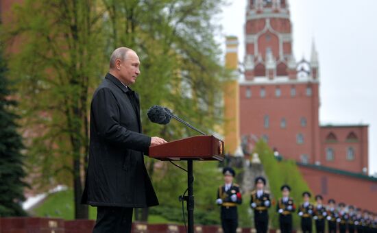 Президент РФ В. Путин возложил цветы к Могиле Неизвестного Солдата в Александровском саду