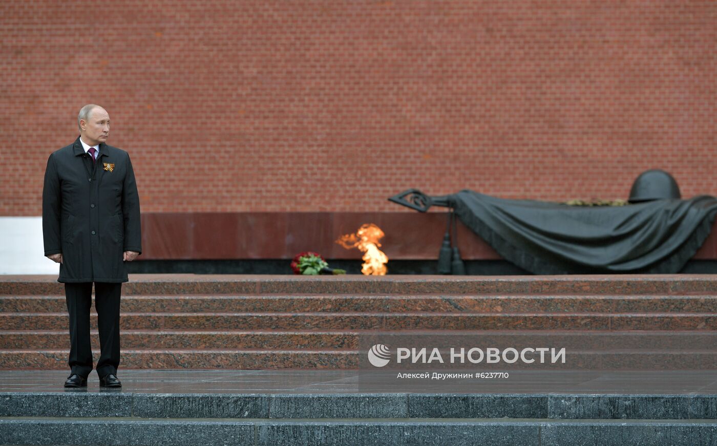 Президент РФ В. Путин возложил цветы к Могиле Неизвестного Солдата в Александровском саду