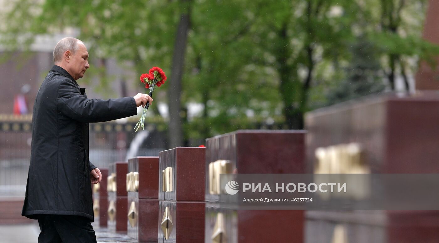 Президент РФ В. Путин возложил цветы к Могиле Неизвестного Солдата в Александровском саду