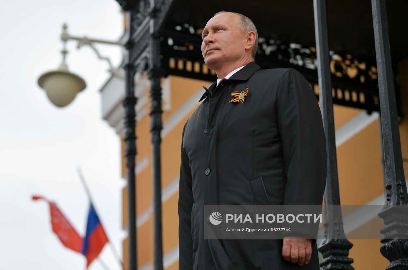 Президент РФ В. Путин во время воздушного парада, посвященного 75-летию Победы в ВОВ