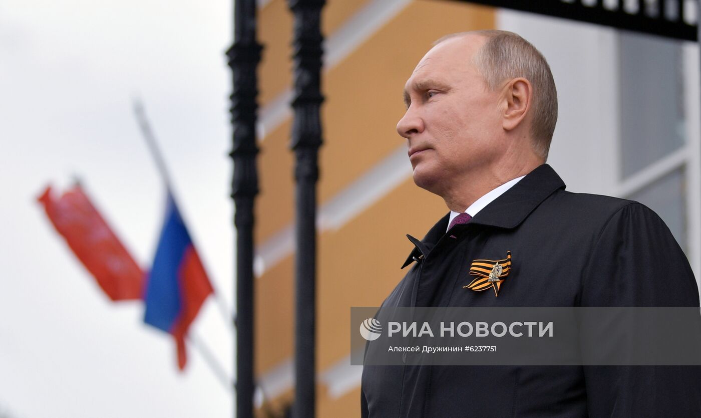 Президент РФ В. Путин во время воздушного парада, посвященного 75-летию Победы в ВОВ