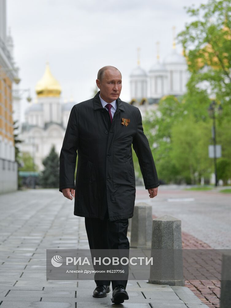 Президент РФ В. Путин во время воздушного парада, посвященного 75-летию Победы в ВОВ