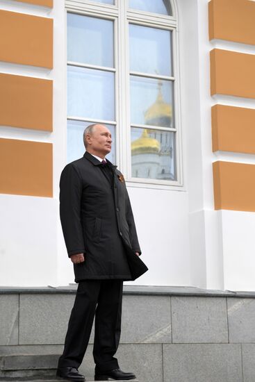 Президент РФ В. Путин во время воздушного парада, посвященного 75-летию Победы в ВОВ