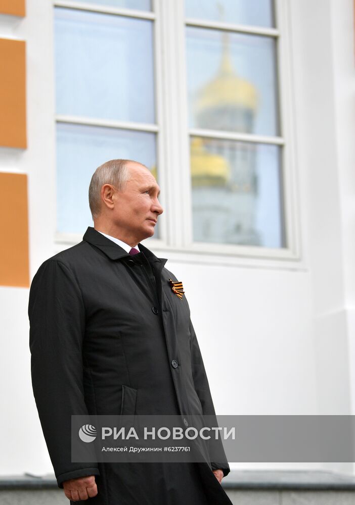 Президент РФ В. Путин во время воздушного парада, посвященного 75-летию Победы в ВОВ