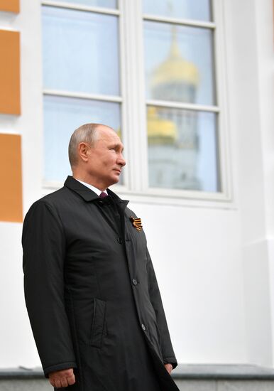 Президент РФ В. Путин во время воздушного парада, посвященного 75-летию Победы в ВОВ