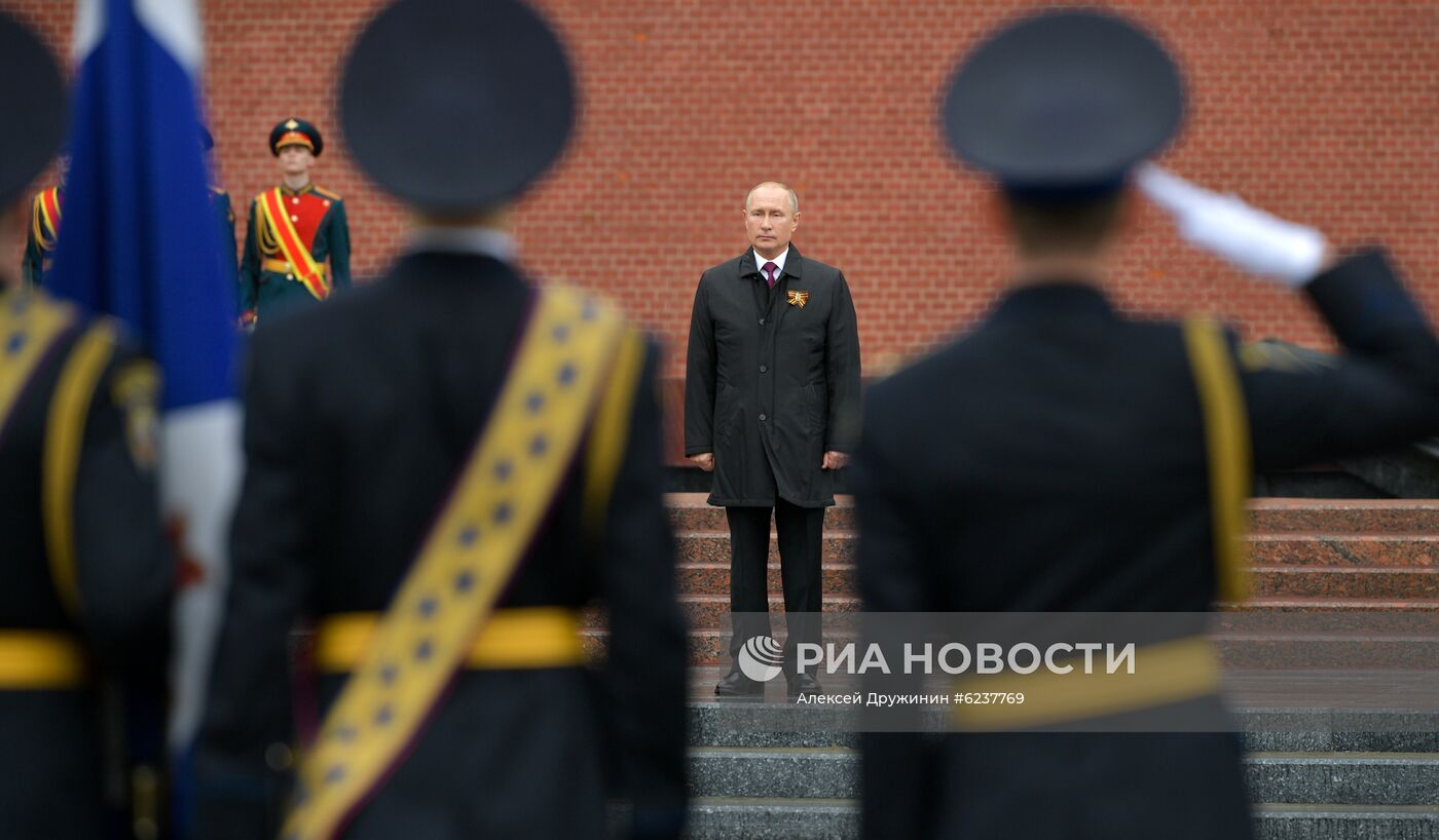 Президент РФ В. Путин возложил цветы к Могиле Неизвестного Солдата в Александровском саду