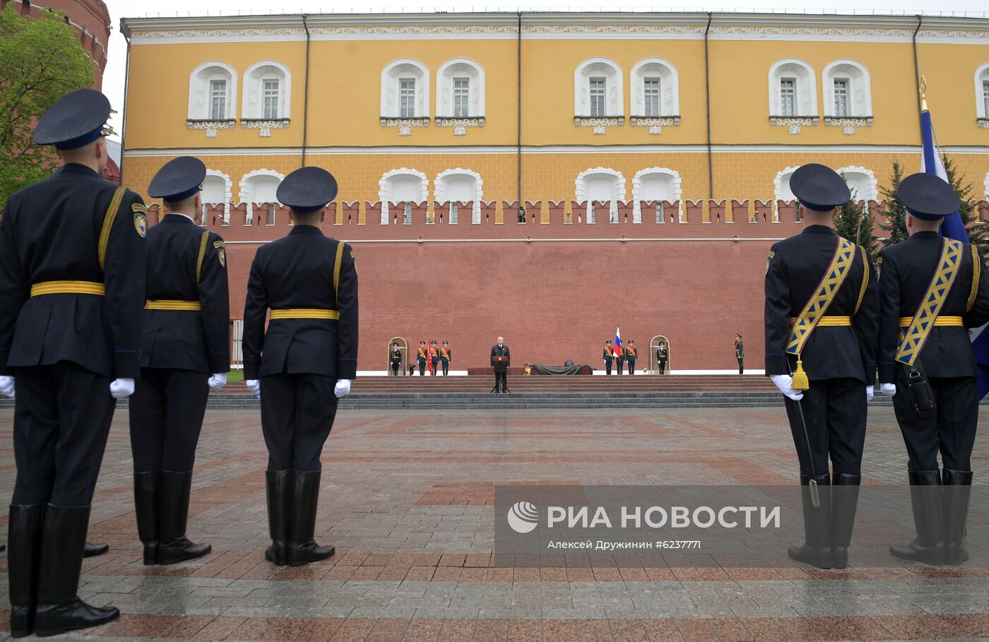 Президент РФ В. Путин возложил цветы к Могиле Неизвестного Солдата в Александровском саду