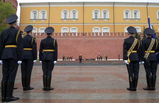Президент РФ В. Путин возложил цветы к Могиле Неизвестного Солдата в Александровском саду