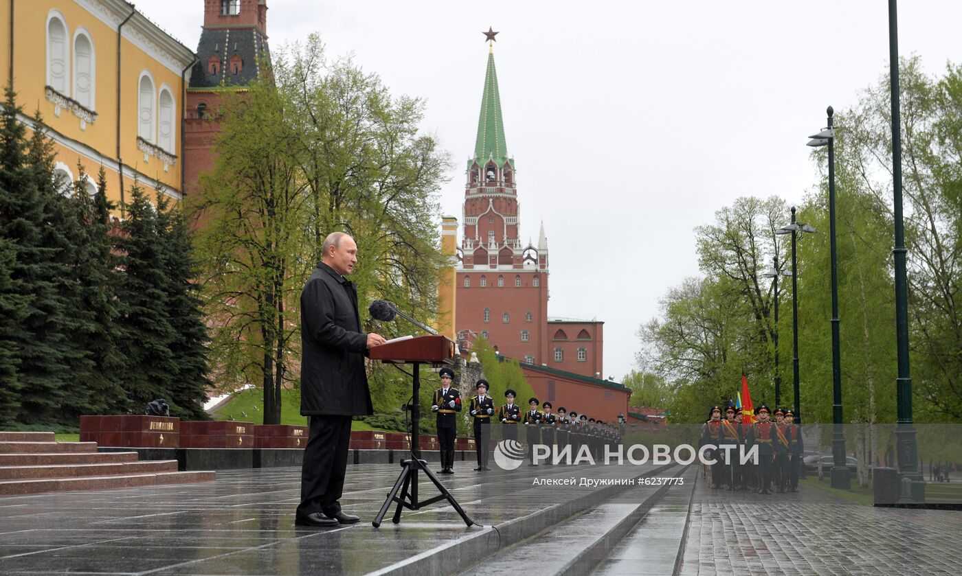 Президент РФ В. Путин возложил цветы к Могиле Неизвестного Солдата в Александровском саду
