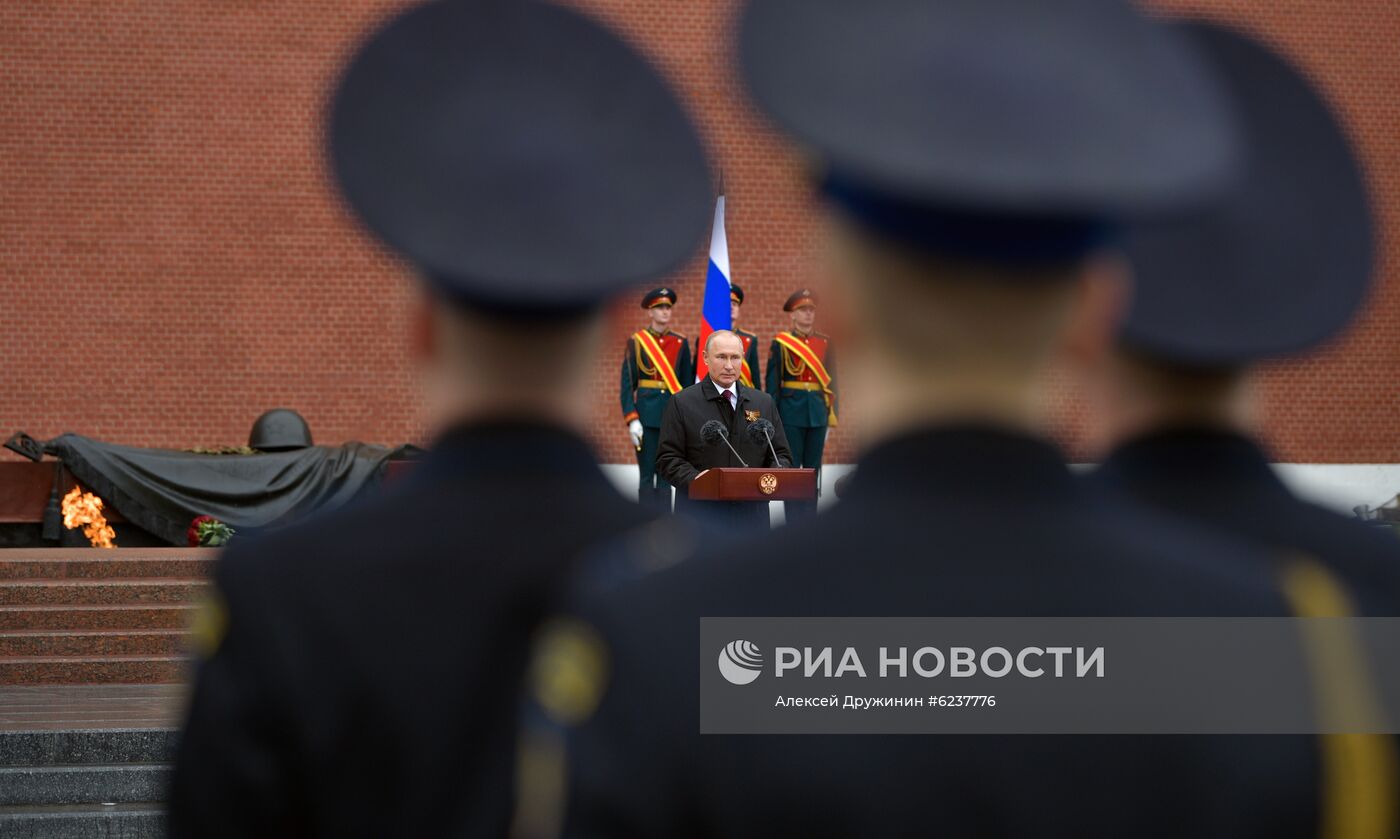 Президент РФ В. Путин возложил цветы к Могиле Неизвестного Солдата в Александровском саду