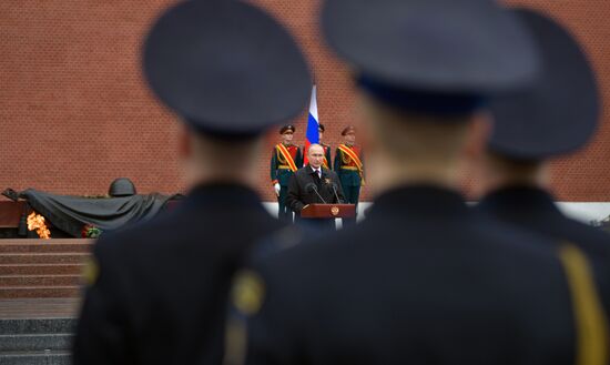 Президент РФ В. Путин возложил цветы к Могиле Неизвестного Солдата в Александровском саду