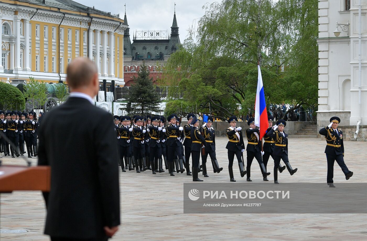 Президент РФ В. Путин провёл смотр Президентского полка на Соборной площади Кремля