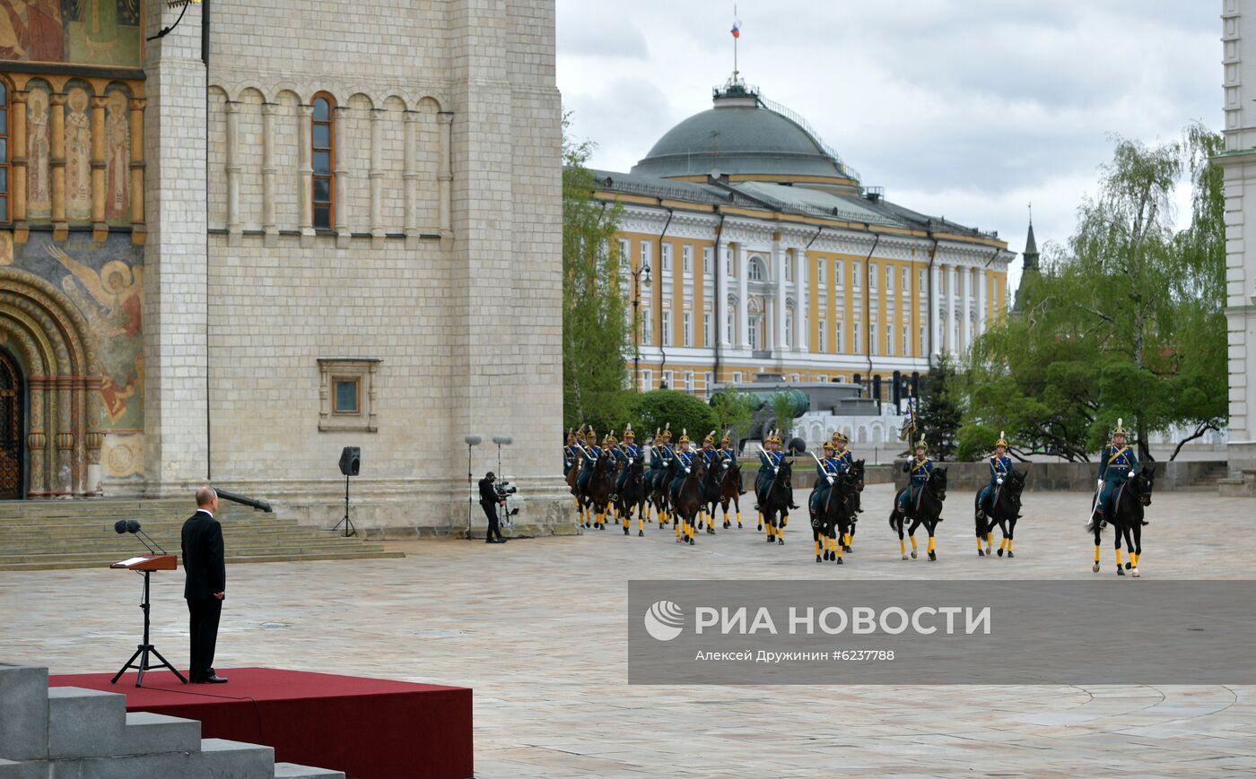 Президент РФ В. Путин провёл смотр Президентского полка на Соборной площади Кремля