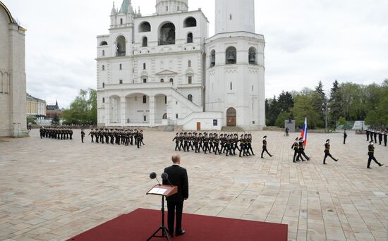 Президент РФ В. Путин провёл смотр Президентского полка на Соборной площади Кремля