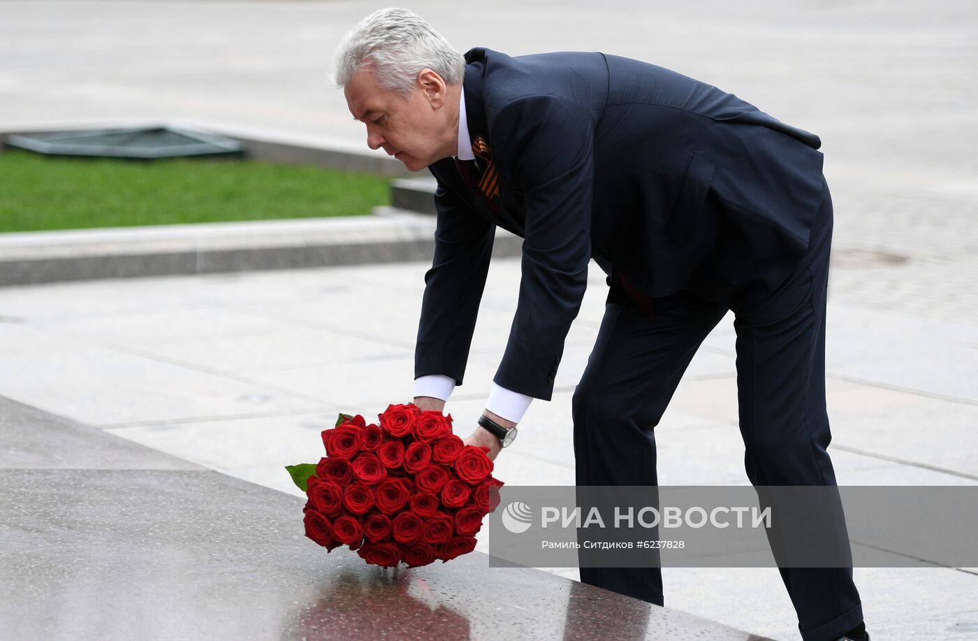 Мэр Москвы С. Собянин возложил цветы к памятнику маршалу Г. Жукову