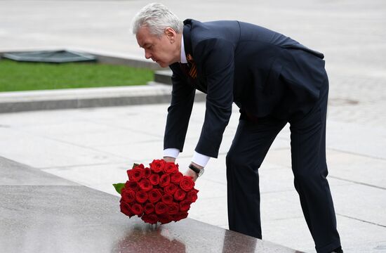 Мэр Москвы С. Собянин возложил цветы к памятнику маршалу Г. Жукову