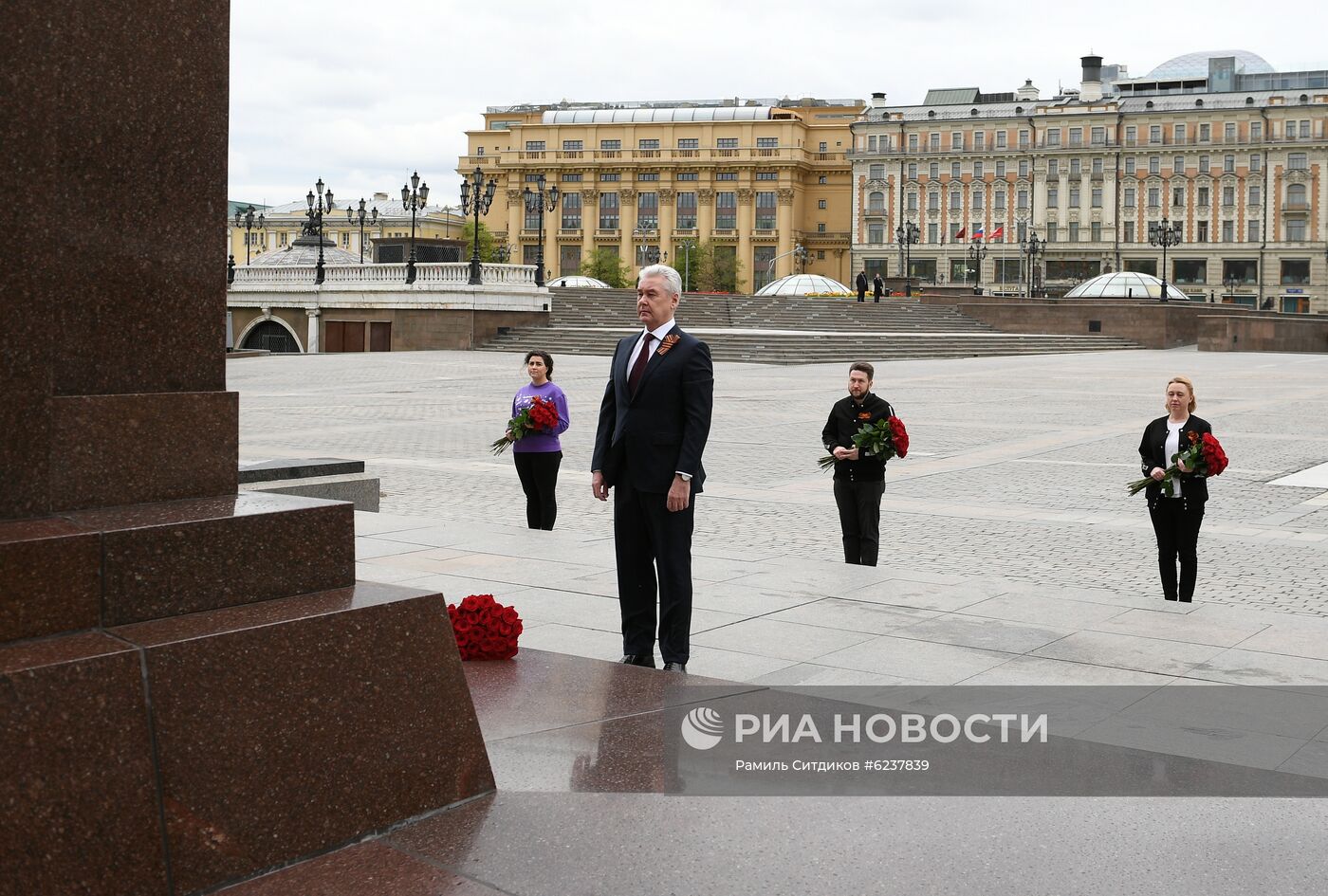 Мэр Москвы С. Собянин возложил цветы к памятнику маршалу Г. Жукову