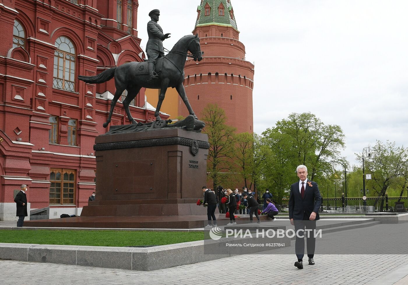 Мэр Москвы С. Собянин возложил цветы к памятнику маршалу Г. Жукову