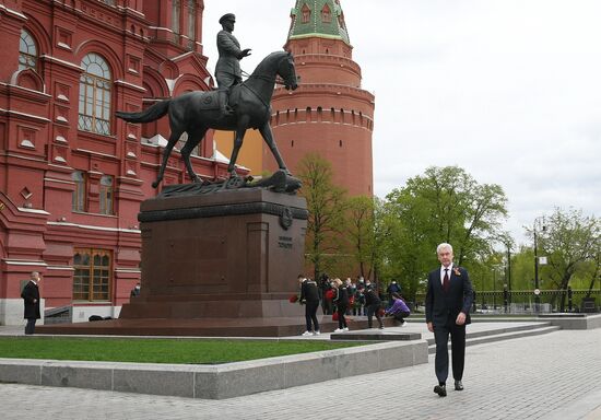 Мэр Москвы С. Собянин возложил цветы к памятнику маршалу Г. Жукову