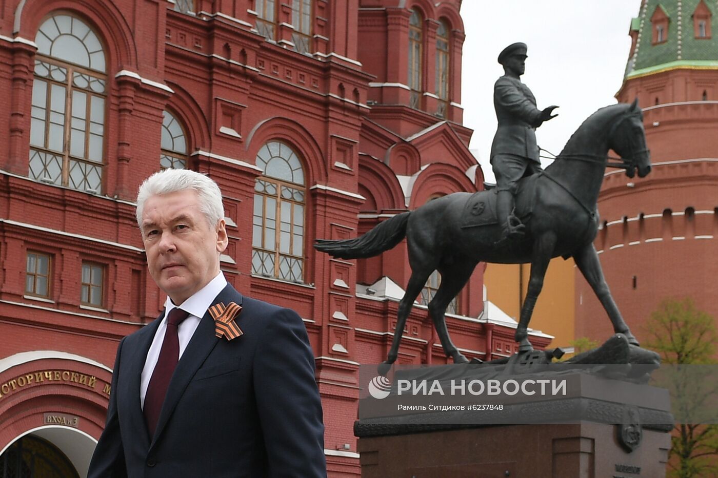 Мэр Москвы С. Собянин возложил цветы к памятнику маршалу Г. Жукову