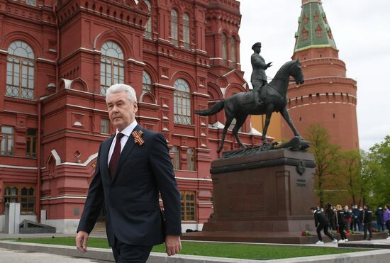 Мэр Москвы С. Собянин возложил цветы к памятнику маршалу Г. Жукову