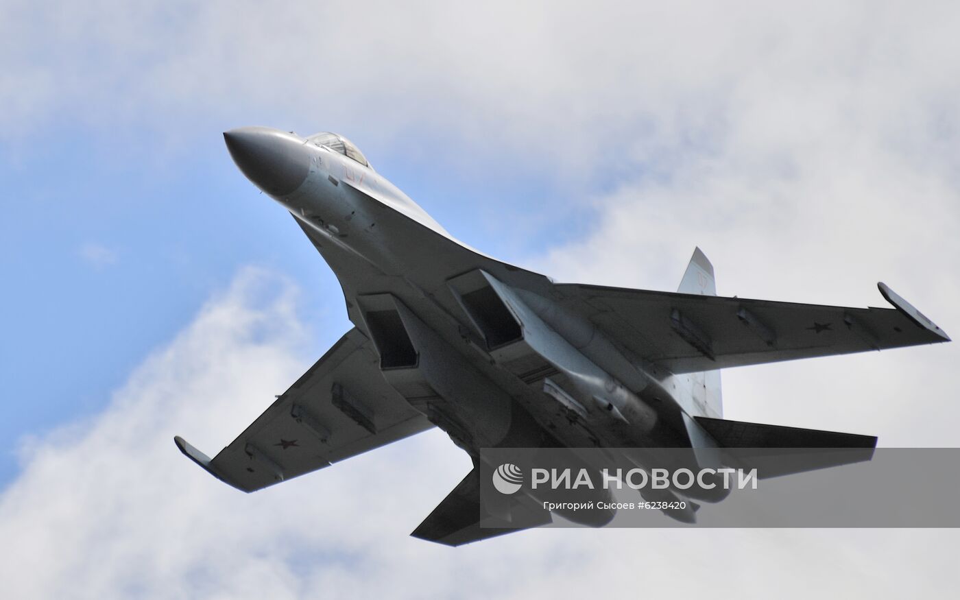 Истребитель Су-35 на авиационном празднике в честь Дня Победы в Кубинке. Место: Россия, Московская область. Автор: Григорий Сысоев/РИА Новости. Авиационный праздник в честь Дня Победы