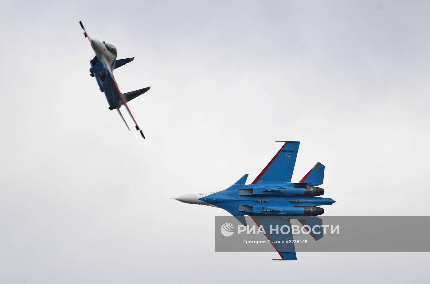 Пилотажная группа "Русские витязи" на истребителях Су-30СМ выступает на авиационном празднике в честь Дня Победы в Кубинке. Место: Россия, Московская область. Автор: Григорий Сысоев/РИА Новости. Авиационный праздник в честь Дня Победы