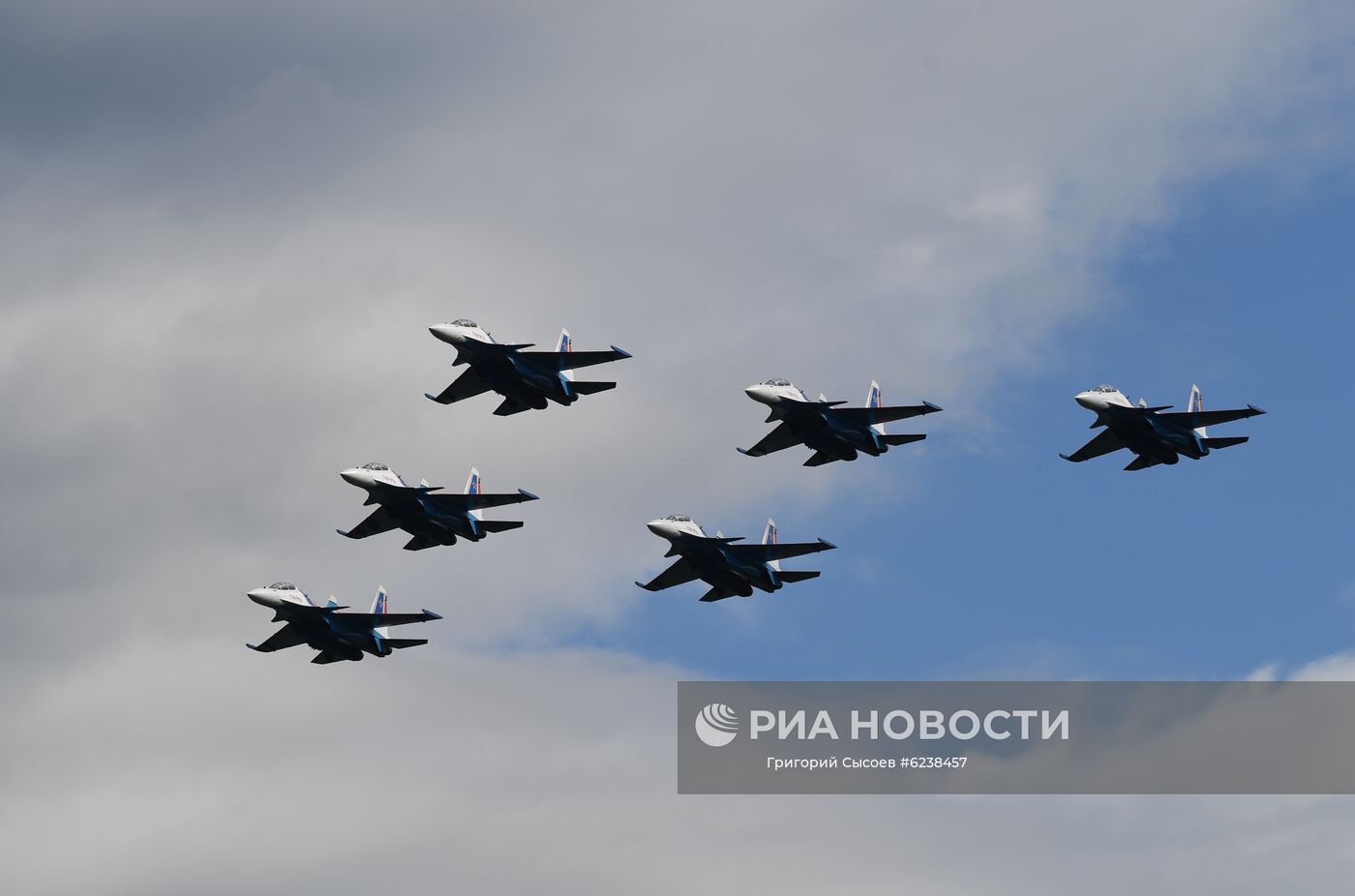 Пилотажная группа "Русские витязи" на истребителях Су-30СМ выступает на авиационном празднике в честь Дня Победы в Кубинке. Место: Россия, Московская область. Автор: Григорий Сысоев/РИА Новости. Авиационный праздник в честь Дня Победы