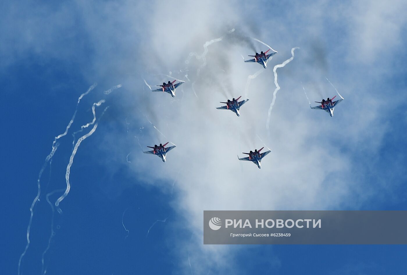 Пилотажная группа "Стрижи" на истребителях МиГ-29 выступает на авиационном празднике в честь Дня Победы в Кубинке. Место: Россия, Московская область. Автор: Григорий Сысоев/РИА Новости. Авиационный праздник в честь Дня Победы