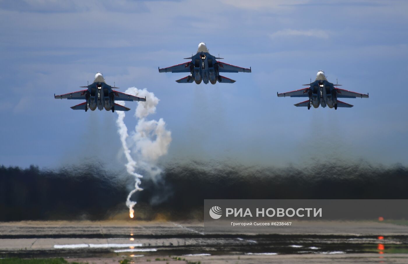 Пилотажная группа "Русские витязи" на истребителях Су-30СМ выступает на авиационном празднике в честь Дня Победы в Кубинке. Место: Россия, Московская область. Автор: Григорий Сысоев/РИА Новости. Авиационный праздник в честь Дня Победы