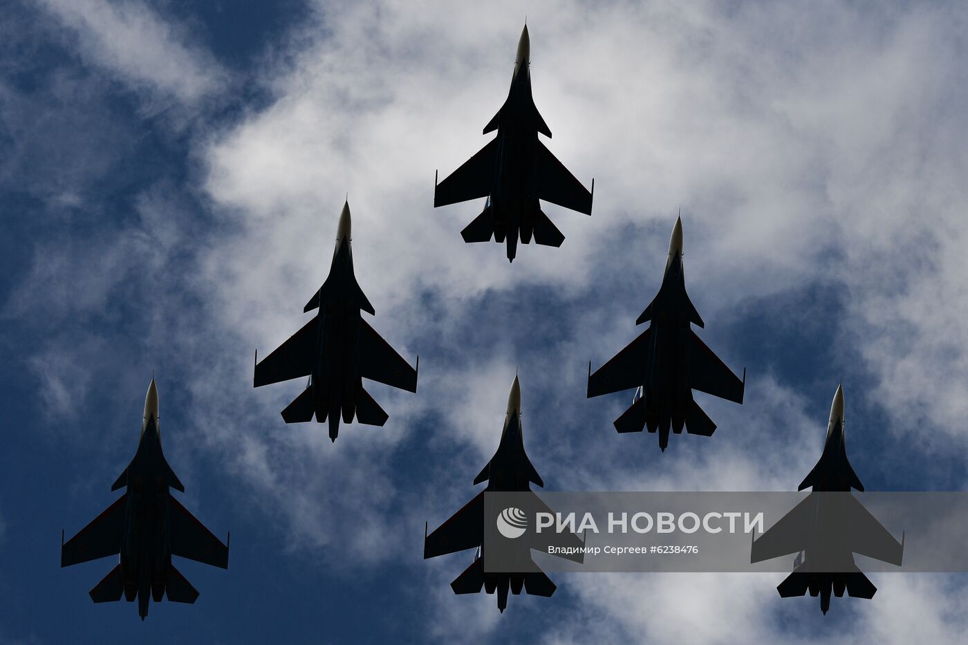 Пилотажная группа "Русские витязи" на истребителях Су-30СМ выступает на авиационном празднике в честь Дня Победы в Кубинке. Место: Россия, Кубинка. Автор: Владимир Сергеев/РИА Новости. Авиационный праздник в честь Дня Победы