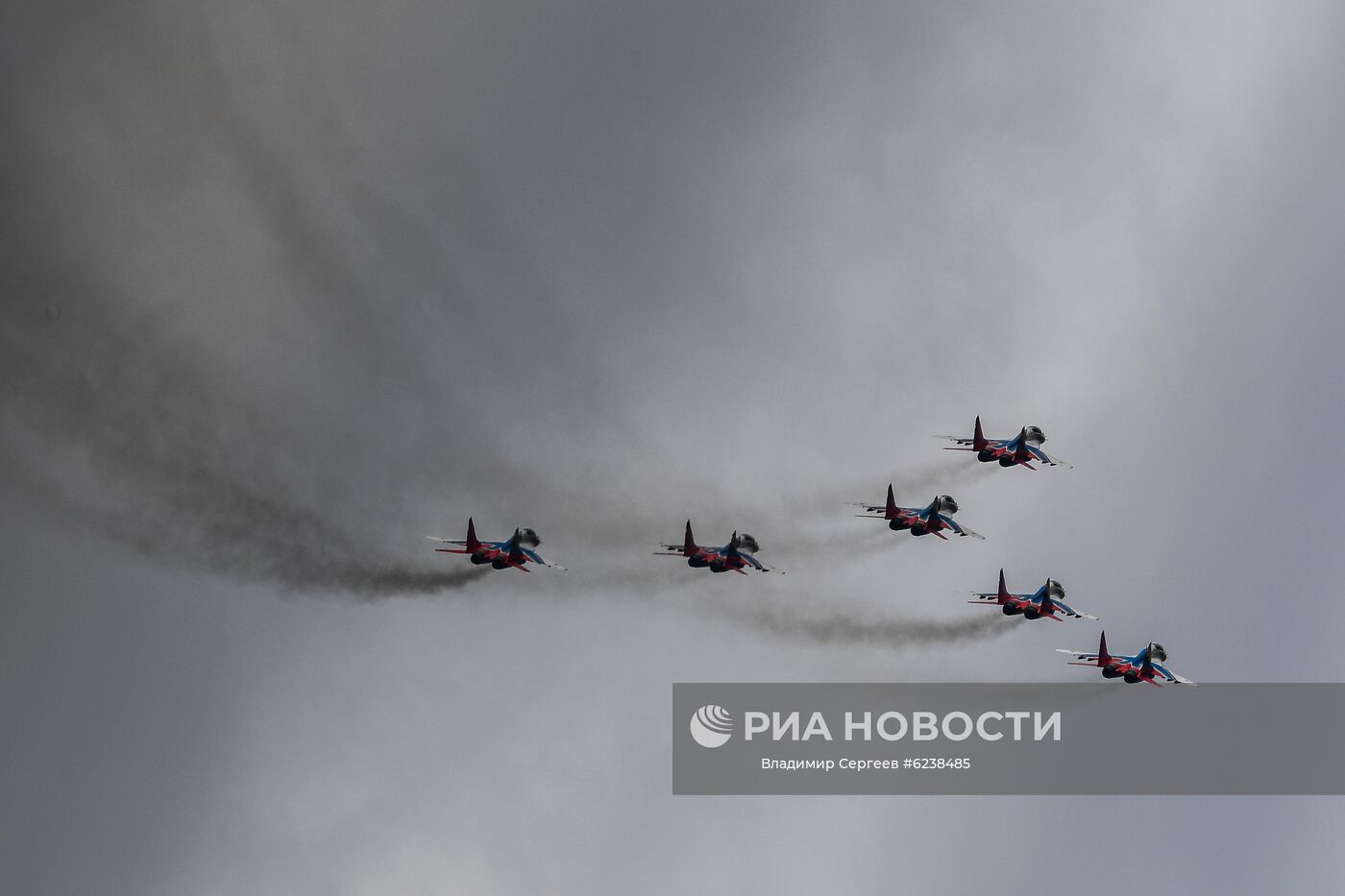 Истребители МиГ-29 пилотажной группы "Стрижи" выступают на авиационном празднике в честь Дня Победы в Кубинке. Место: Россия, Кубинка. Автор: Владимир Сергеев/РИА Новости. Авиационный праздник в честь Дня Победы