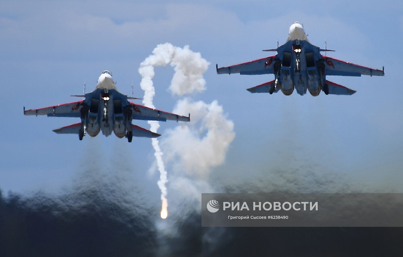 Пилотажная группа "Русские витязи" на истребителях Су-30СМ выступает на авиационном празднике в честь Дня Победы в Кубинке. Место: Россия, Московская область. Автор: Григорий Сысоев/РИА Новости. Авиационный праздник в честь Дня Победы