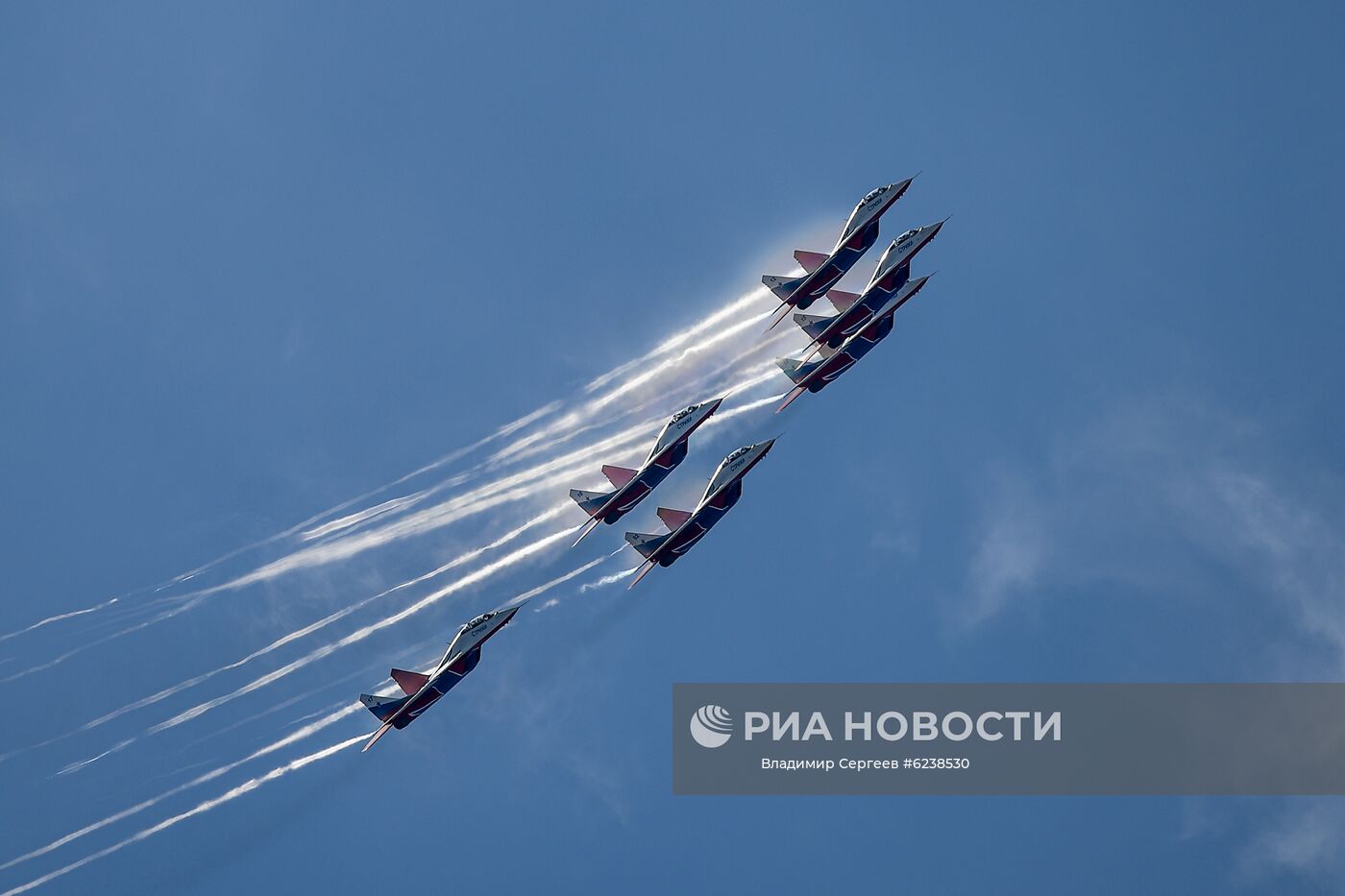 Истребители МиГ-29 пилотажной группы "Стрижи" выступают на авиационном празднике в честь Дня Победы в Кубинке. Место: Россия, Кубинка. Автор: Владимир Сергеев/РИА Новости. Авиационный праздник в честь Дня Победы