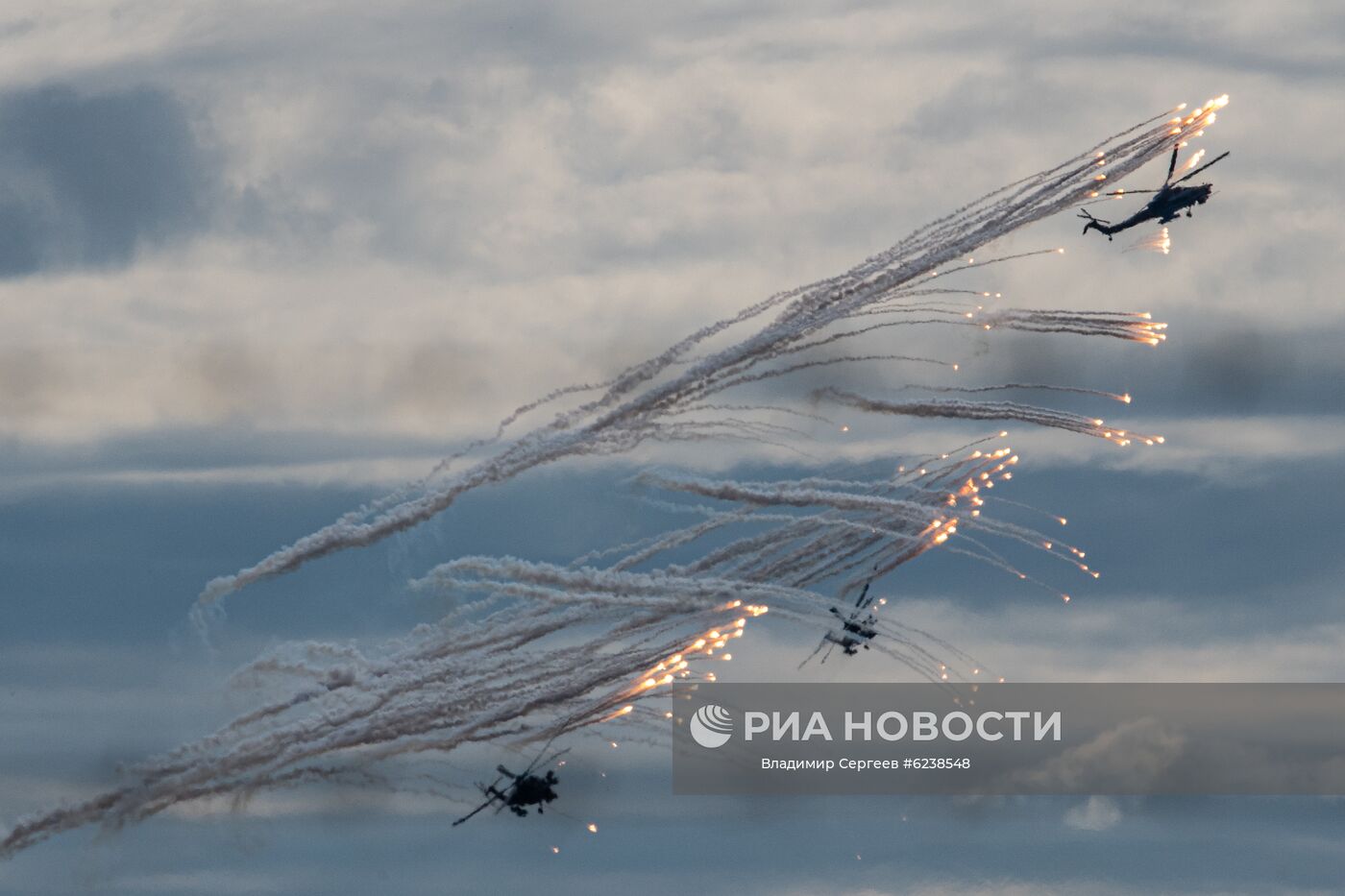 Пилотажная группа "Беркуты" на вертолетах Ми-28Н "Ночной охотник" выступает на авиационном празднике в честь Дня Победы в Кубинке. Место: Россия, Кубинка. Автор: Владимир Сергеев/РИА Новости. Авиационный праздник в честь Дня Победы