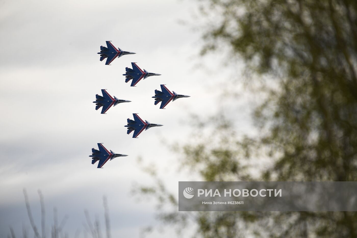 Истребители Су-30СМ пилотажной группы "Русские витязи" выступают на авиационном празднике в честь Дня Победы в Кубинке. Место: Россия, Кубинка. Автор: Нина Зотина/РИА Новости. Авиационный праздник в честь Дня Победы