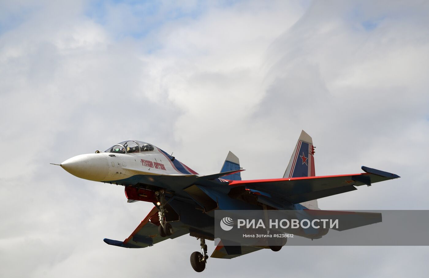 Истребитель Су-30СМ пилотажной группы "Русские витязи" выступает на авиационном празднике в честь Дня Победы в Кубинке. Место: Россия, Кубинка. Автор: Нина Зотина/РИА Новости. Авиационный праздник в честь Дня Победы