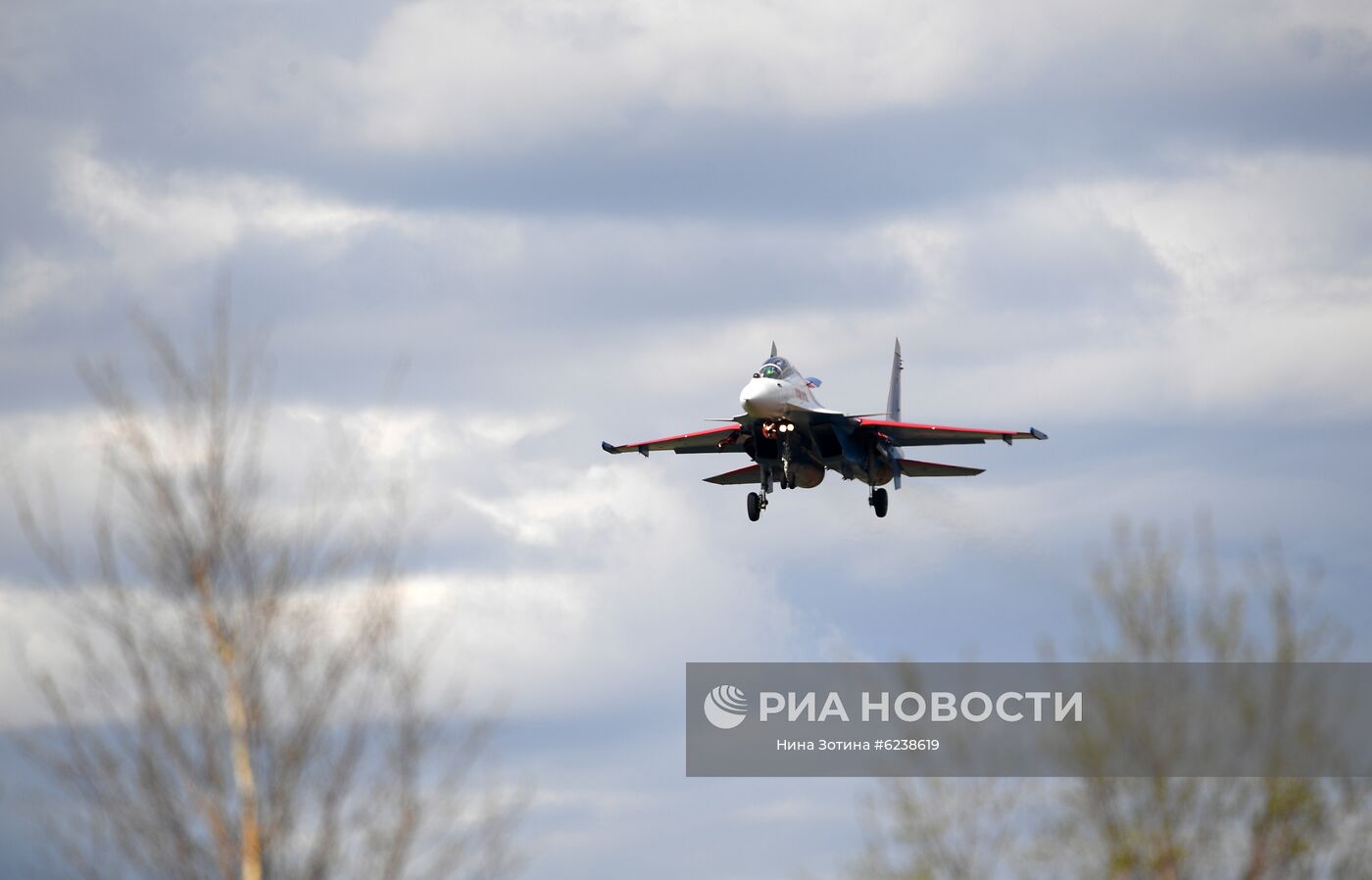 Истребитель Су-30СМ пилотажной группы "Русские витязи" выступает на авиационном празднике в честь Дня Победы в Кубинке. Место: Россия, Кубинка. Автор: Нина Зотина/РИА Новости. Авиационный праздник в честь Дня Победы