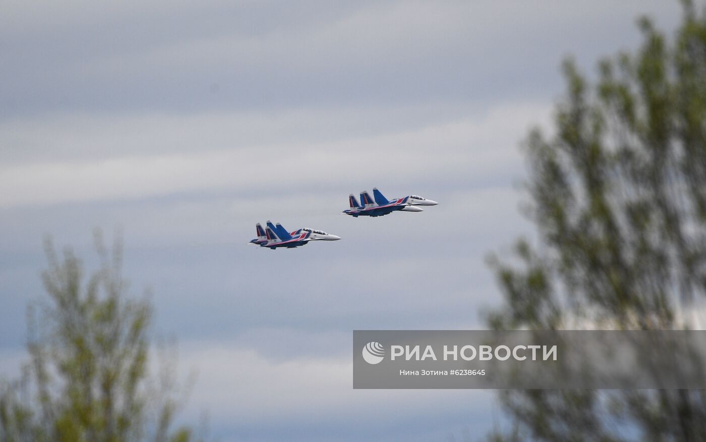 Истребители Су-30СМ пилотажной группы "Русские витязи" выступают на авиационном празднике в честь Дня Победы в Кубинке. Место: Россия, Кубинка. Автор: Нина Зотина/РИА Новости. Авиационный праздник в честь Дня Победы