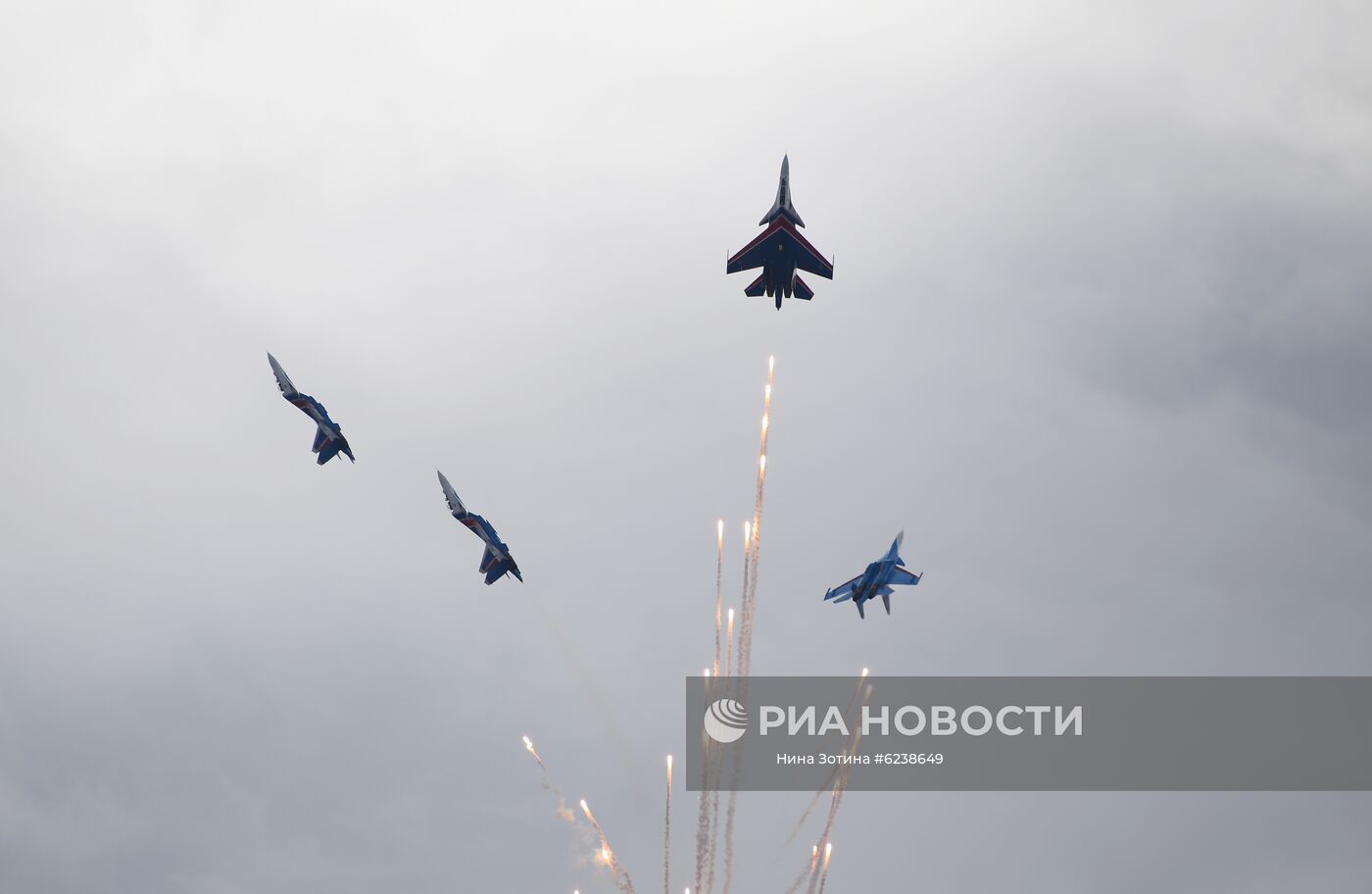 Истребители Су-30СМ пилотажной группы "Русские витязи" выступают на авиационном празднике в честь Дня Победы в Кубинке. Место: Россия, Кубинка. Автор: Нина Зотина/РИА Новости. Авиационный праздник в честь Дня Победы