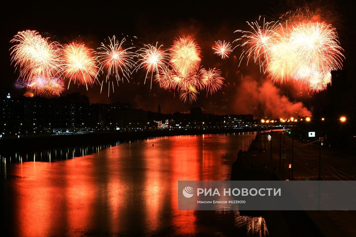 Салют в Москве в честь 75-летия Победы