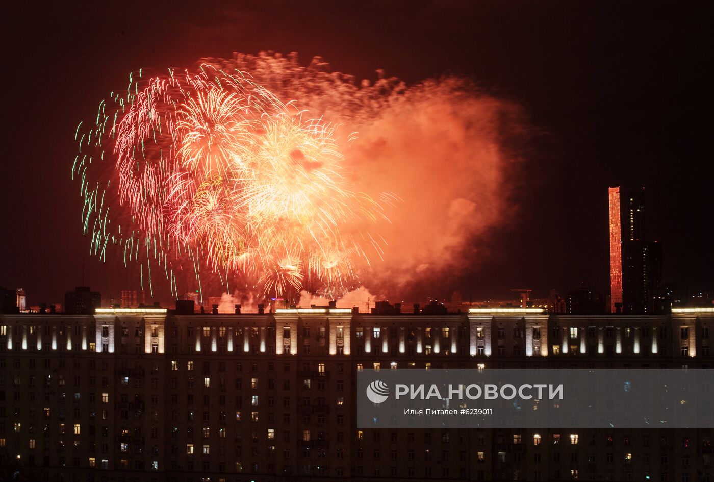 Салют в Москве в честь 75-летия Победы