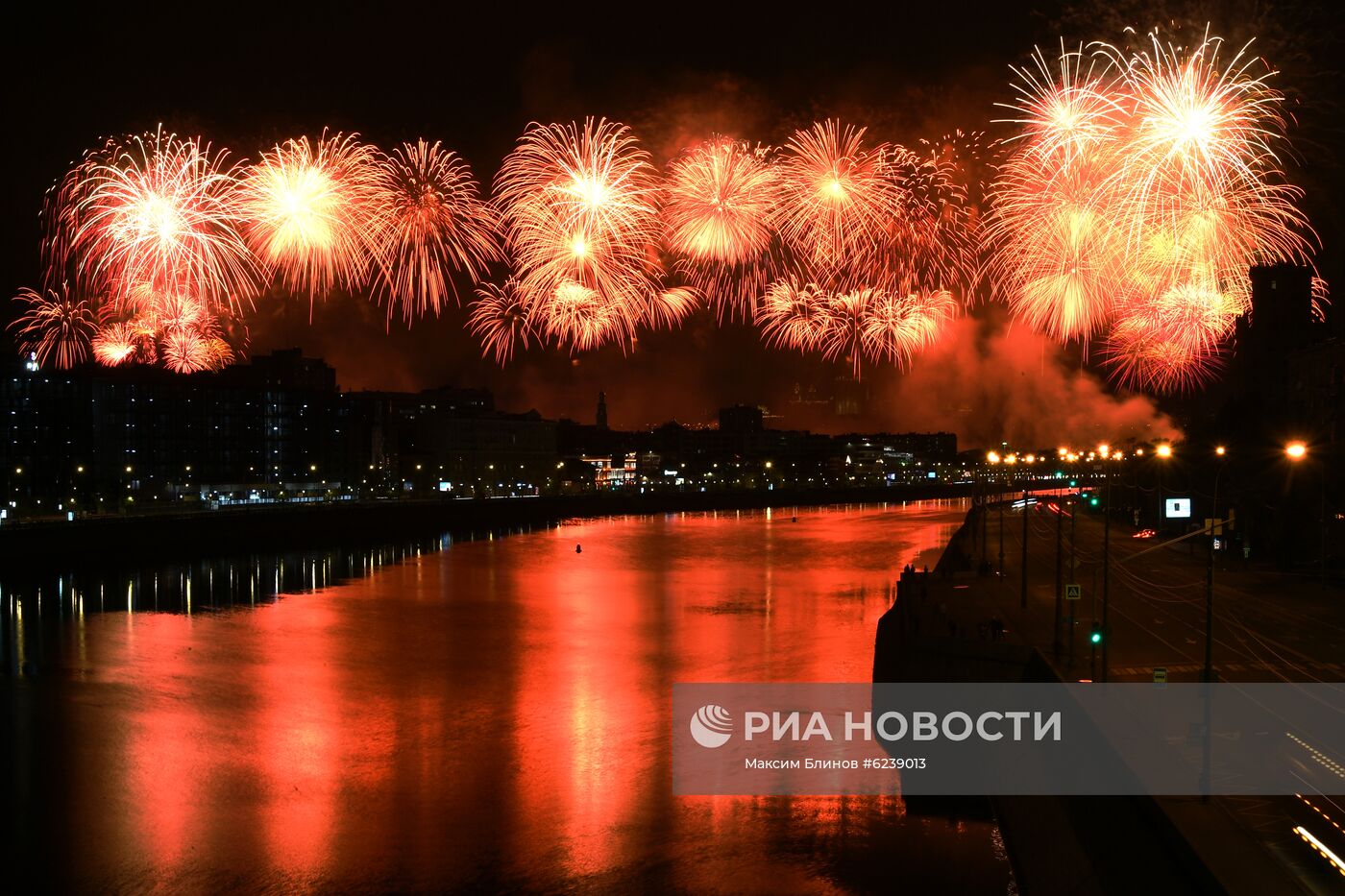 Салют в Москве в честь 75-летия Победы