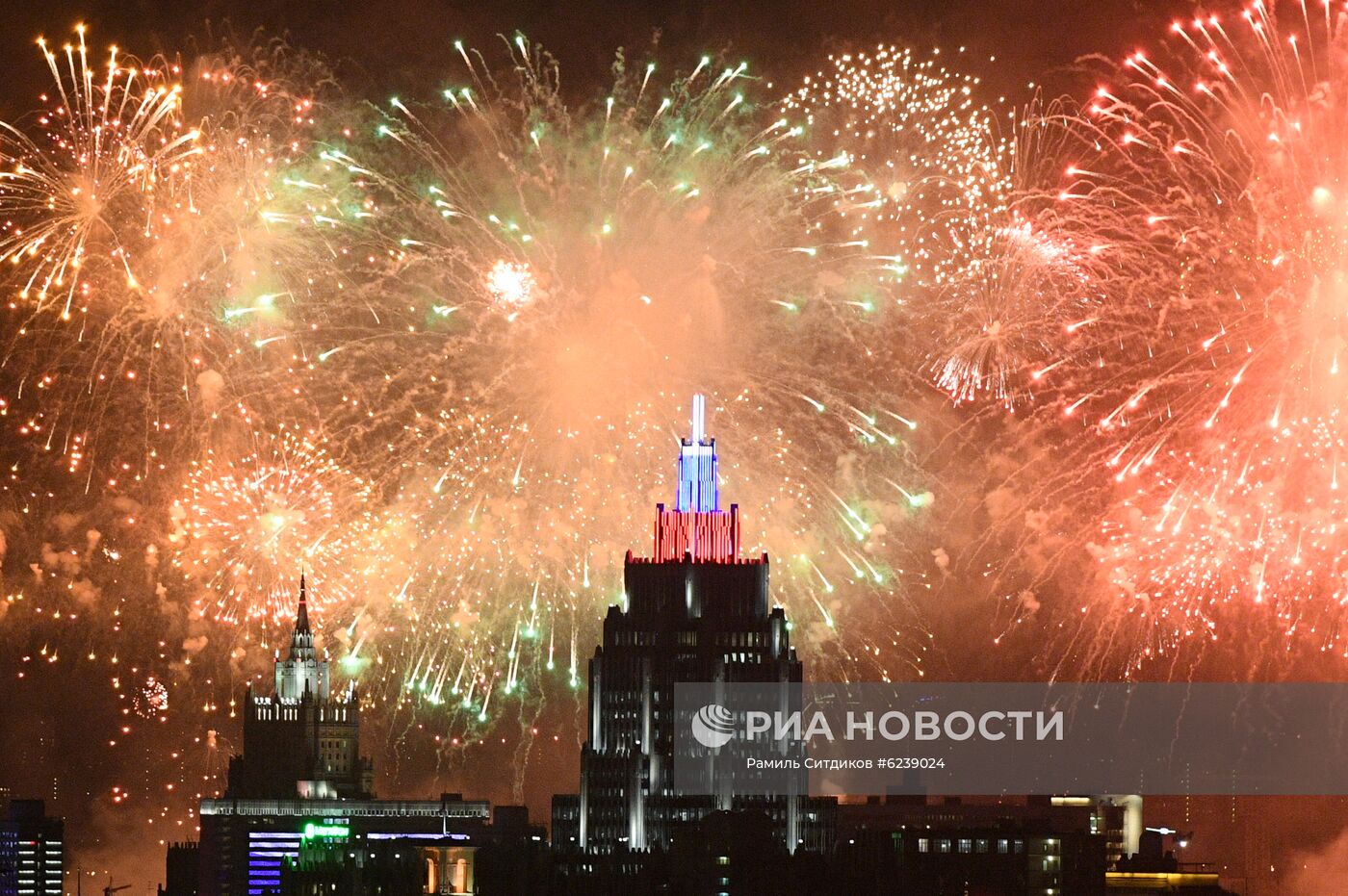 Салют в Москве в честь 75-летия Победы