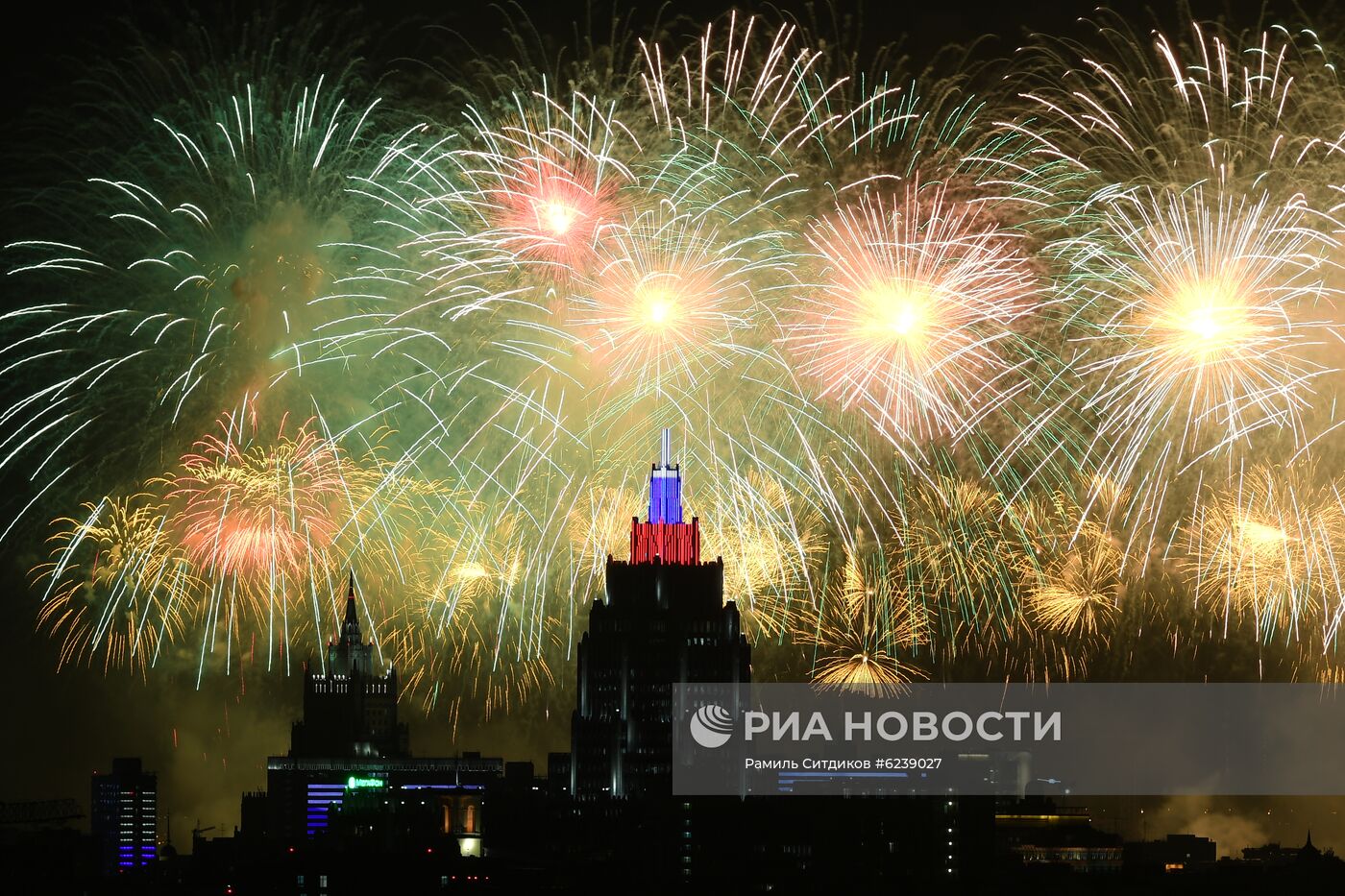 Салют в Москве в честь 75-летия Победы