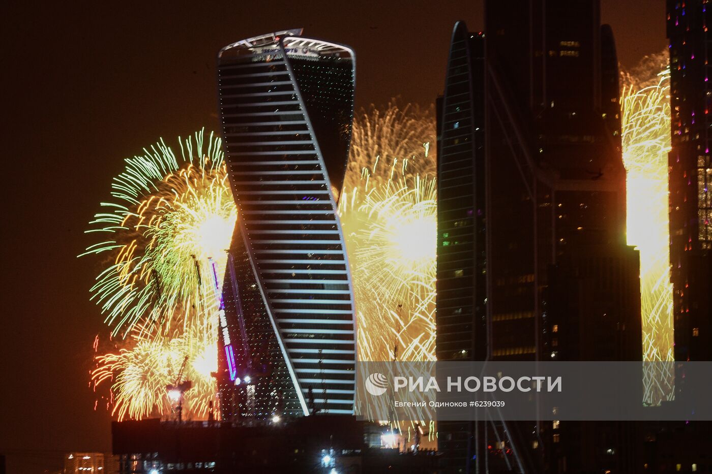 Салют в Москве в честь 75-летия Победы